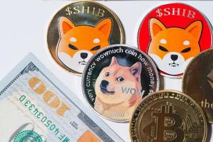 dogecoin doge, bitcoin, ethereum eth, moneda shiba, incluida con moneda criptográfica en la pila 100 cien nuevos dólares estadounidenses tecnología de cadena de bloques virtual estadounidense el futuro es dinero concepto de cierre foto