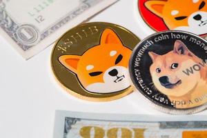 dogecoin doge, bitcoin, ethereum eth, moneda shiba, incluida con moneda criptográfica en la pila 100 cien nuevos dólares estadounidenses tecnología de cadena de bloques virtual estadounidense el futuro es dinero concepto de cierre foto