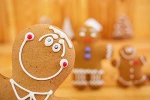 Galletas de jengibre de Navidad sobre fondo de madera foto