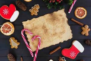 dulces navideños, galletas de jengibre sobre fondo de madera. fondo de navidad foto