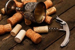 copa medieval y corchos de vino foto