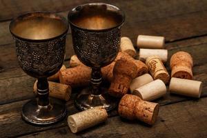 copas medievales y corchos de vino foto