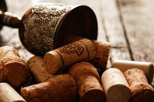 copa medieval y corchos de vino foto