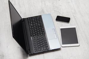 teléfono inteligente, tableta y computadora portátil foto