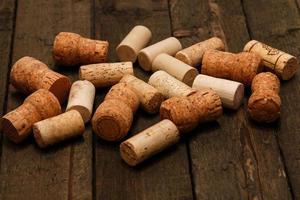 corchos de vino sobre fondo de madera foto