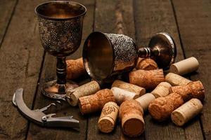 copas medievales y corchos de vino foto