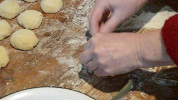 cocinar blancos caseros con carne en masa de levadura video