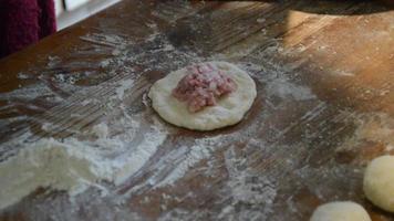 Kochen von hausgemachtem Weiß mit Fleisch auf Hefeteig video