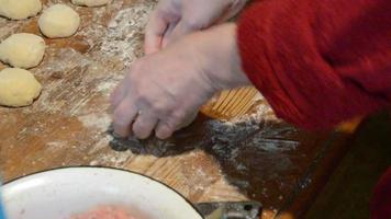 cocinar blancos caseros con carne en masa de levadura video