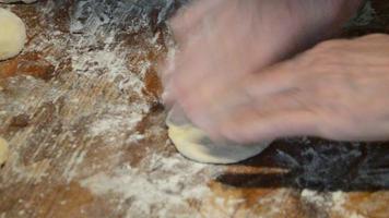 cozinhar brancos caseiros com carne na massa de fermento video