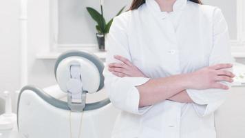 retrato de una doctora dentista con uniforme blanco en el lugar de trabajo, primer plano. foto