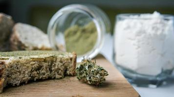 primer plano de pan con harina de cáñamo, sándwich con mantequilla de cannabis y hachís foto