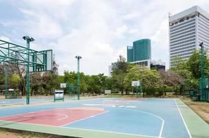 campo de baloncesto en el parque urbano. foto