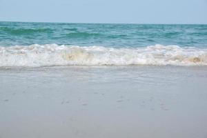 gran angular de agua de mar golpeando la playa, esponja blanca del mar, concepto de imagen de fondo de la naturaleza de verano.