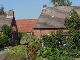 el pueblo de ditzum en el río ems foto