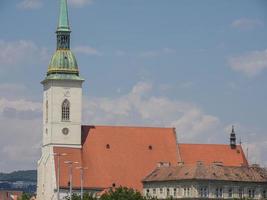 bratislava en el río danubio foto