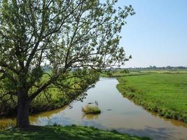 el pueblo de ditzum en el río ems foto