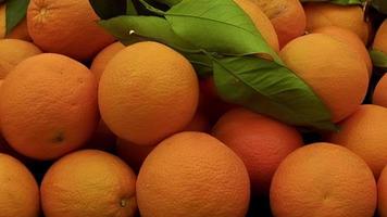 Haufen frischer Orangen auf dem Marktstand. video