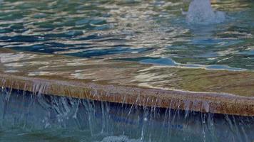 l'eau de la piscine turquoise claire gouttes de réflexion de surface agitant et des images lumineuses.