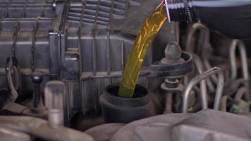 aceite de motor de una botella de plástico en el taller de reparación video