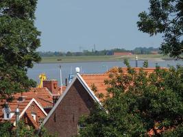 el pueblo de ditzum en el río ems foto