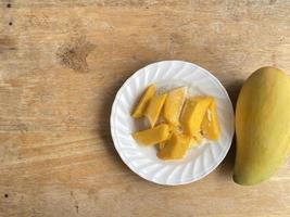 postre tropical de estilo tailandés, arroz pegajoso dulce con mangos foto