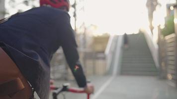 close-up jonge aziatische zakenman in bril die op de fiets rijdt op weg naar zijn werk in de ochtend, slimme fietser die duurzaam vervoer gebruikt en een gezonde levensstijl heeft, red de planeet, vermijd verkeer video