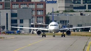 vista frontal do airbus 320 lufthansa video