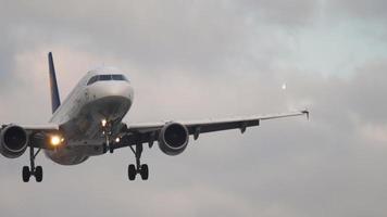 Airbus A320 Lufthansa flies video