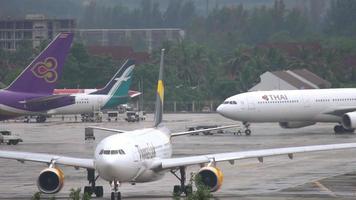 Plane Thomas Cook taxiing video