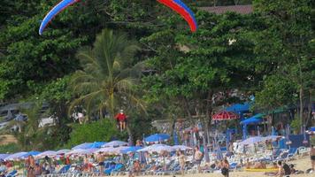 parapendio sulla spiaggia di nai harn, phuket video