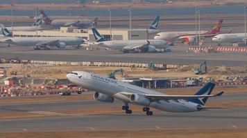 Décollage d'un avion de ligne A330 video