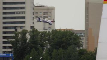 aeroplano di sfida del toro rosso sul palco video