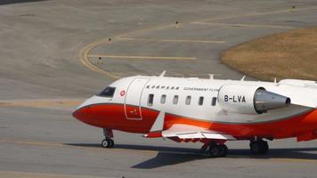 bombardier challenger 605 girare la pista prima della partenza dall'aeroporto internazionale di hong kong video