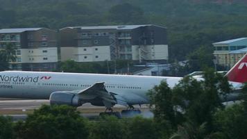 nordwind boeing 777 landar video