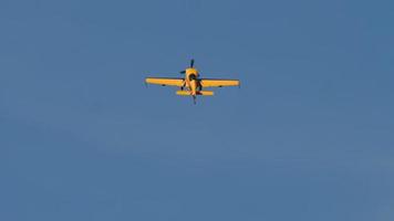 gelbes flugzeug im blauen himmel video