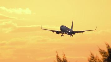 Airplane Boeing 737 approaching video