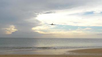 avion et coucher de soleil sur la mer video