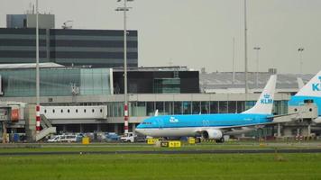 boeing 737 de klm taxiando video