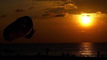 belo pôr do sol sobre o oceano video