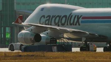 Boeing cargo towing from the terminal video