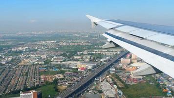 vista aérea do avião descendo video