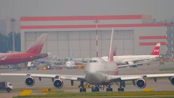 passagerare boeing 747 rossiya taxibilar video