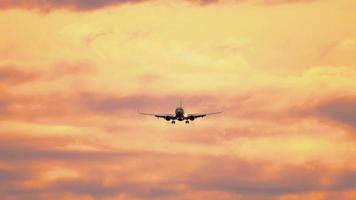 avión acercándose en el cielo del atardecer video