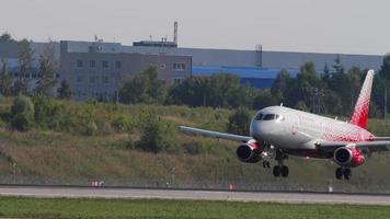 atterraggio di sukhoi superjet rossiya video