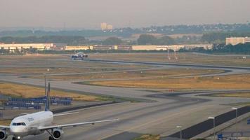 lufthansa airbus 320 in rullaggio video