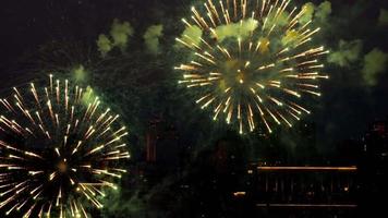 colorido de fogos de artifício no festival do dia da cidade video