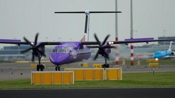 bombardier dash 8 q400 flybe taxiën video