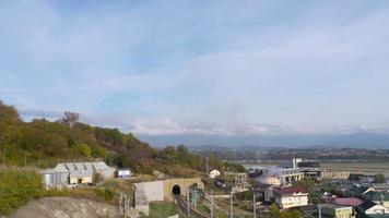 vista panorâmica de timelapse da área circundante do aeroporto de adler. video