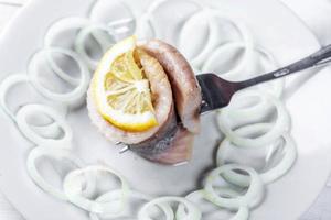 filete de arenque marinado con cebolla y limón